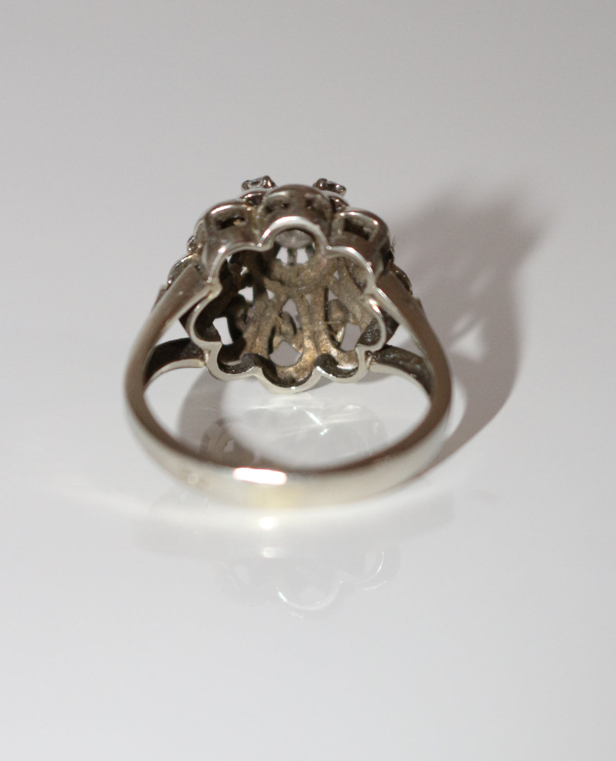 Bague Marguerite en or blanc, platine et diamants