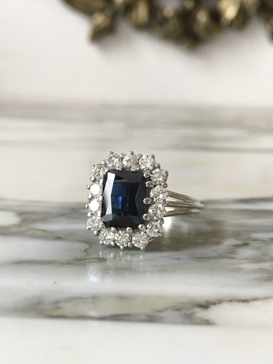 Bague Entourage en or blanc, saphir, et diamants