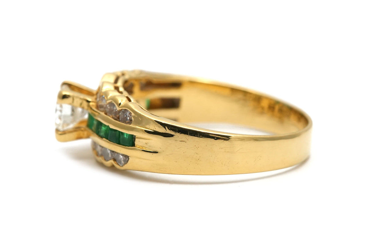 Bague Bandeau en or jaune, émeraudes et diamants