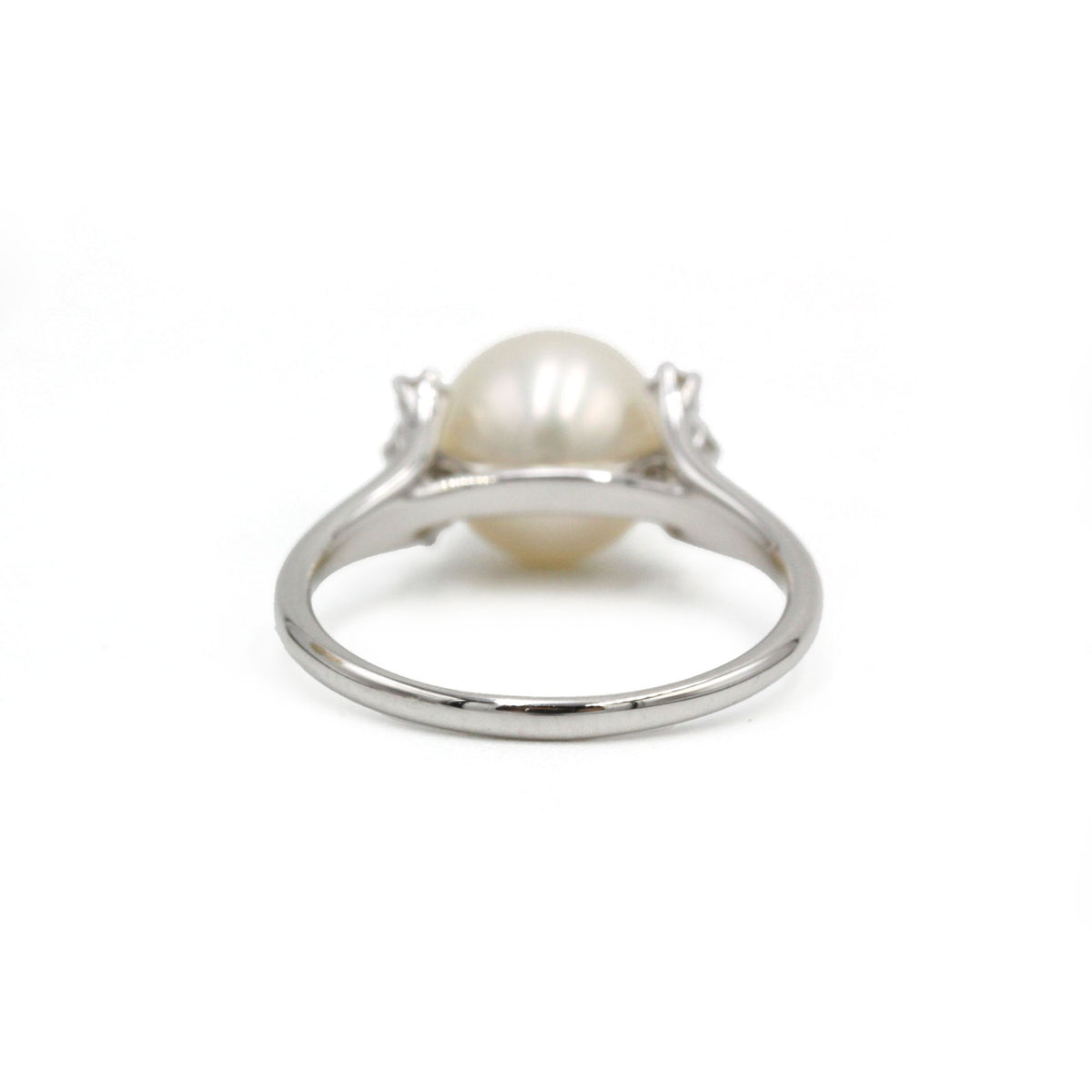 Bague en or blanc, diamants et perle
