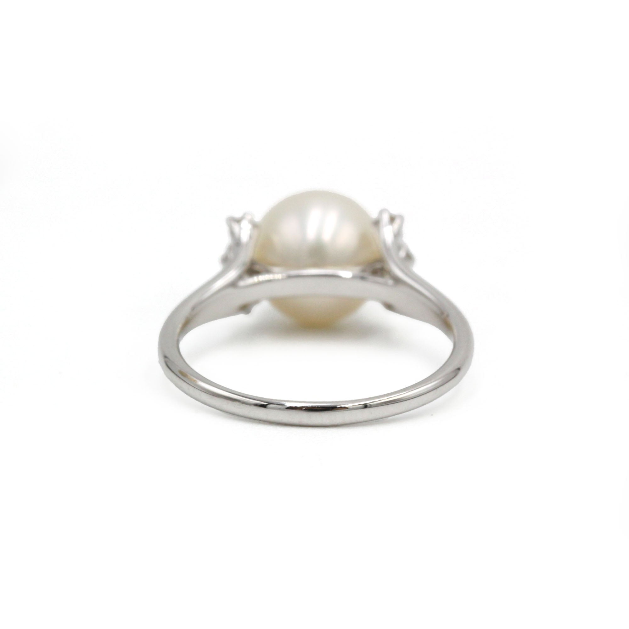 Bague en or blanc, diamants et perle