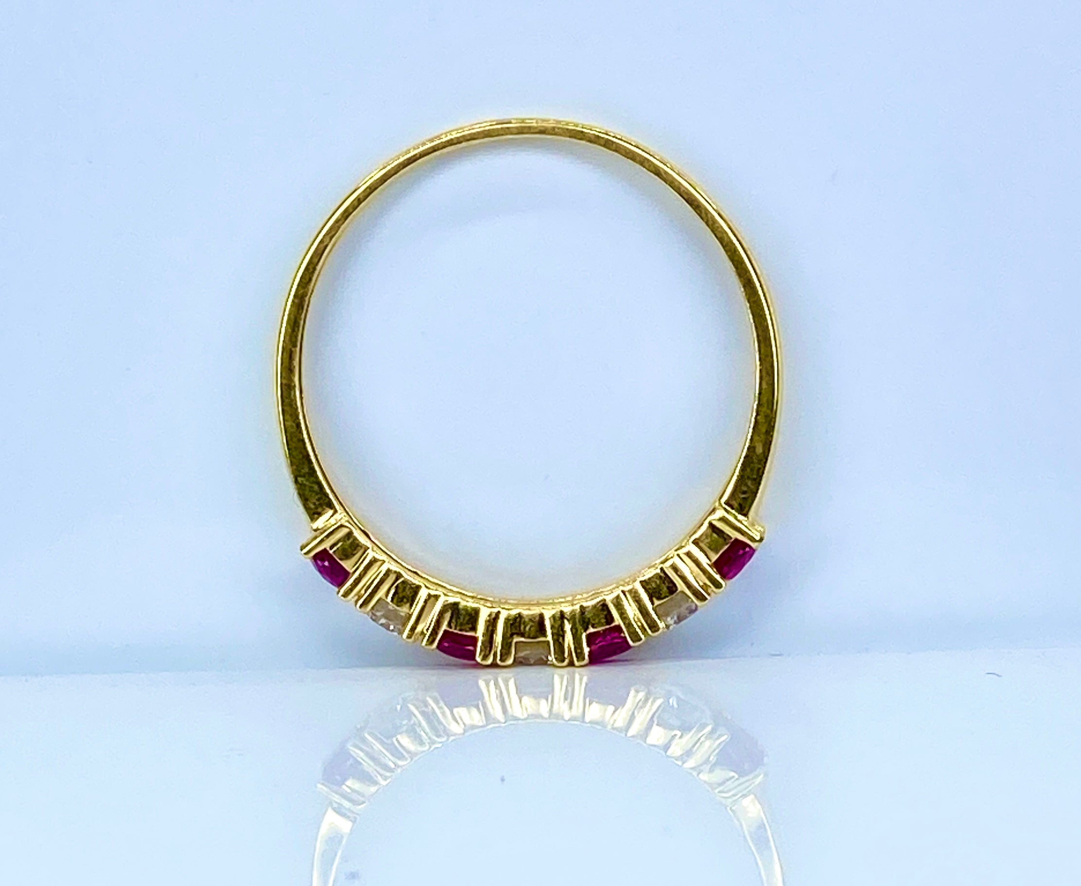 Bague Alliance en or jaune, rubis et diamants