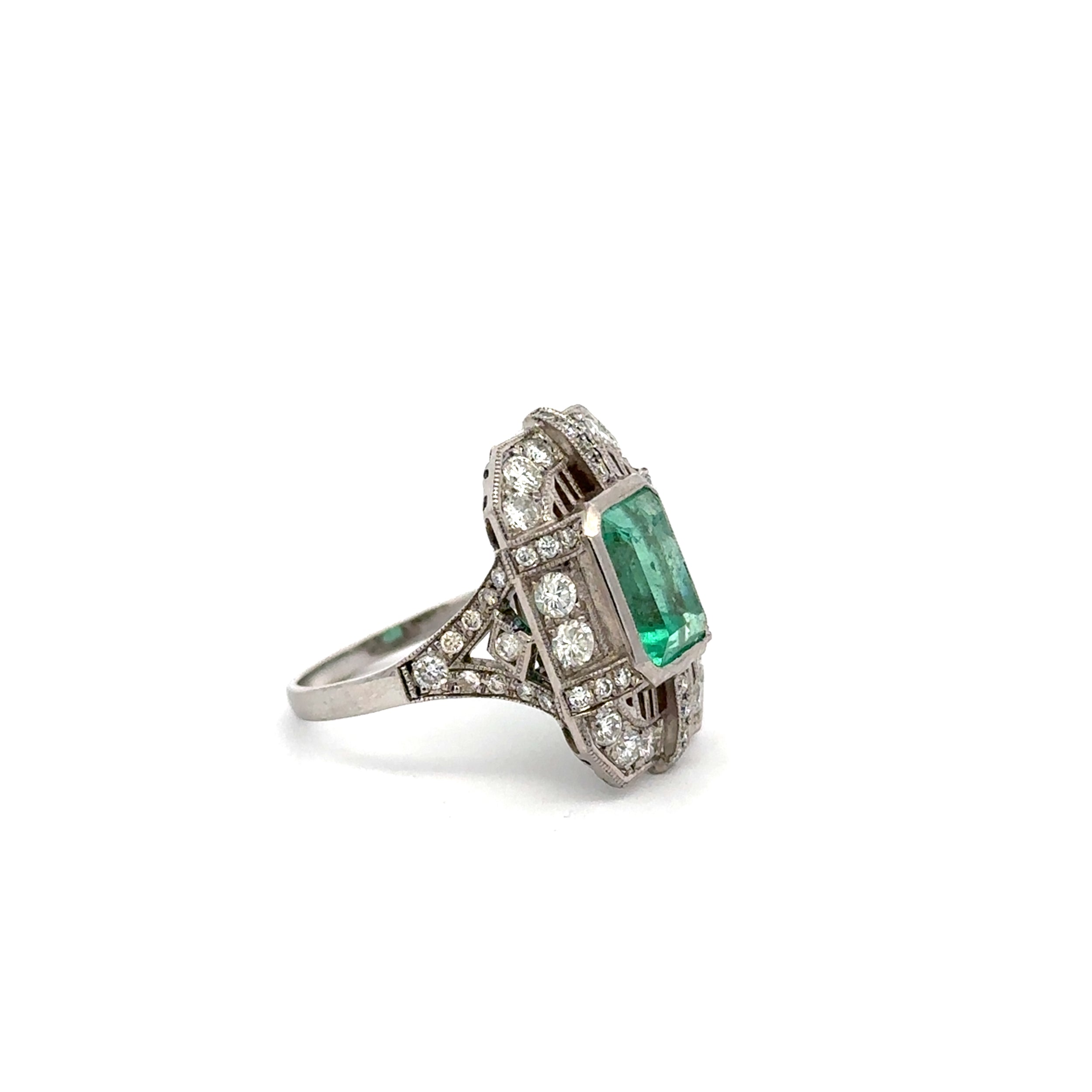 Bague Entourage en or blanc, émeraude et diamants