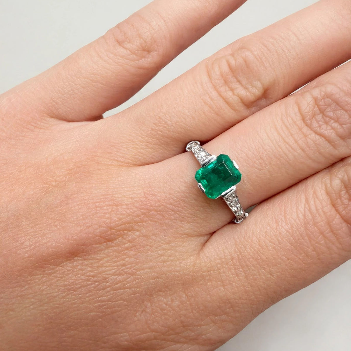 Bague Solitaire en or blanc, émeraude et diamants