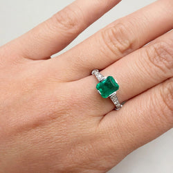 Bague Solitaire en or blanc, émeraude et diamants