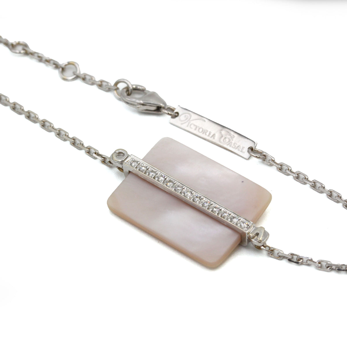 Bracelet VICTORIA CASAL "Étiquette" en or blanc, nacre et diamants
