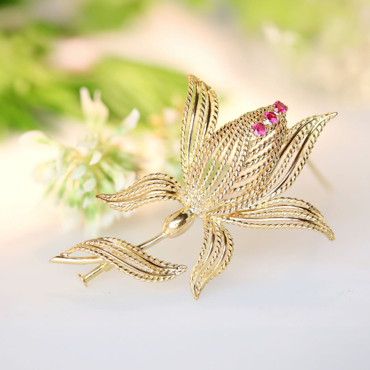 Broche Épingle en or jaune et rubis