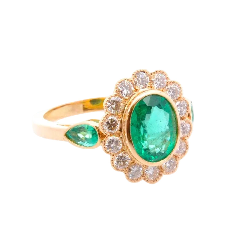 Bague Entourage en or jaune, émeraudes et diamants