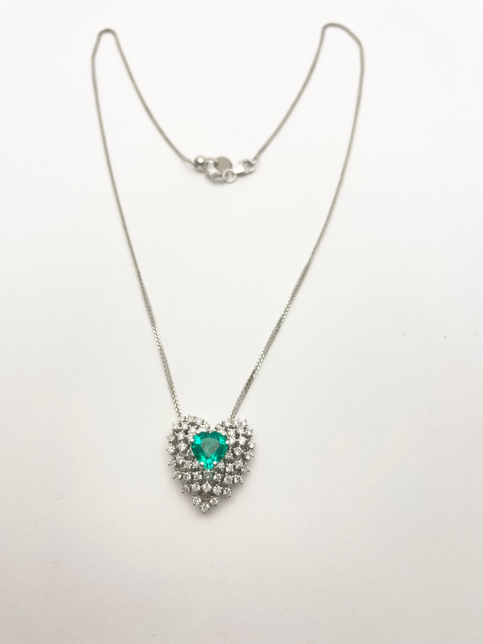 Collier Pendentif en or blanc, émeraude et diamants