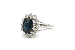 Bague Entourage en or blanc, saphirs et diamants