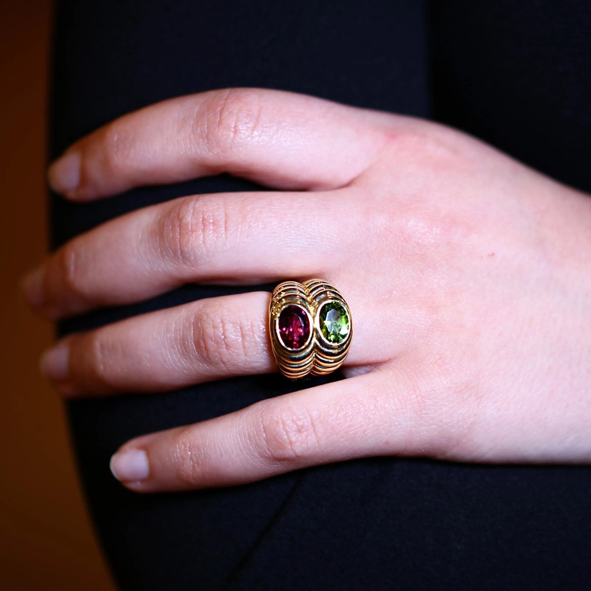 Élégante bague en or jaune, tourmaline rose et péridot dans le style BULGARI - Castafiore