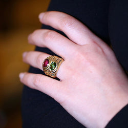 Élégante bague en or jaune, tourmaline rose et péridot dans le style BULGARI - Castafiore