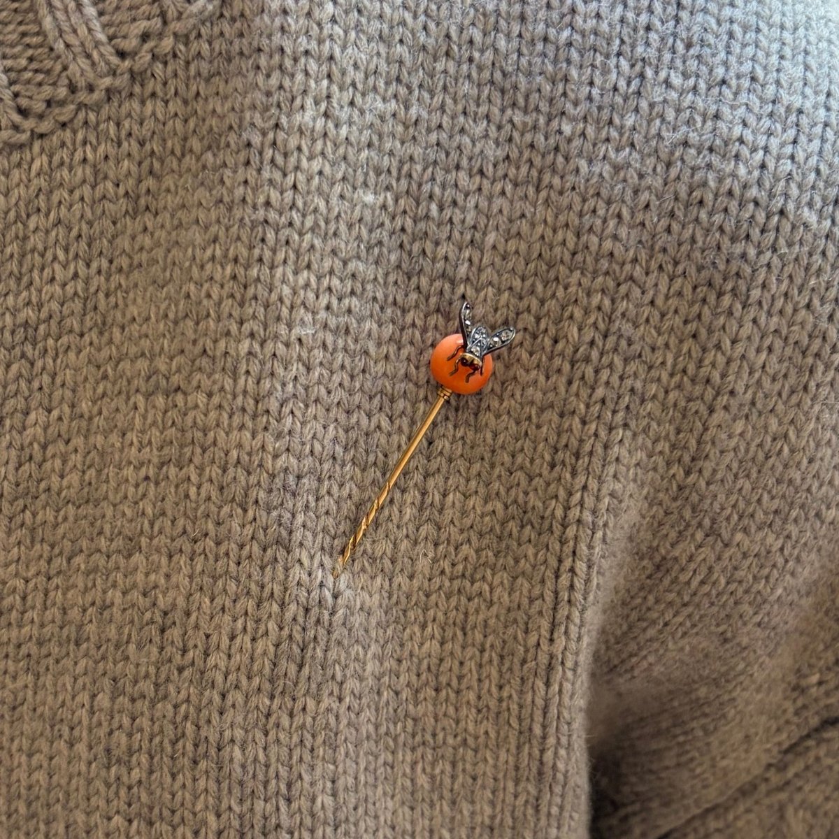 Épingle à cravate en argent, or jaune, corail et diamants - Castafiore