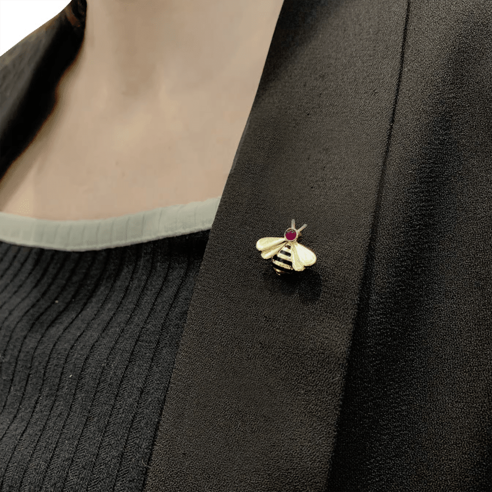 Épingle CARTIER en or jaune, émail et rubis - Castafiore