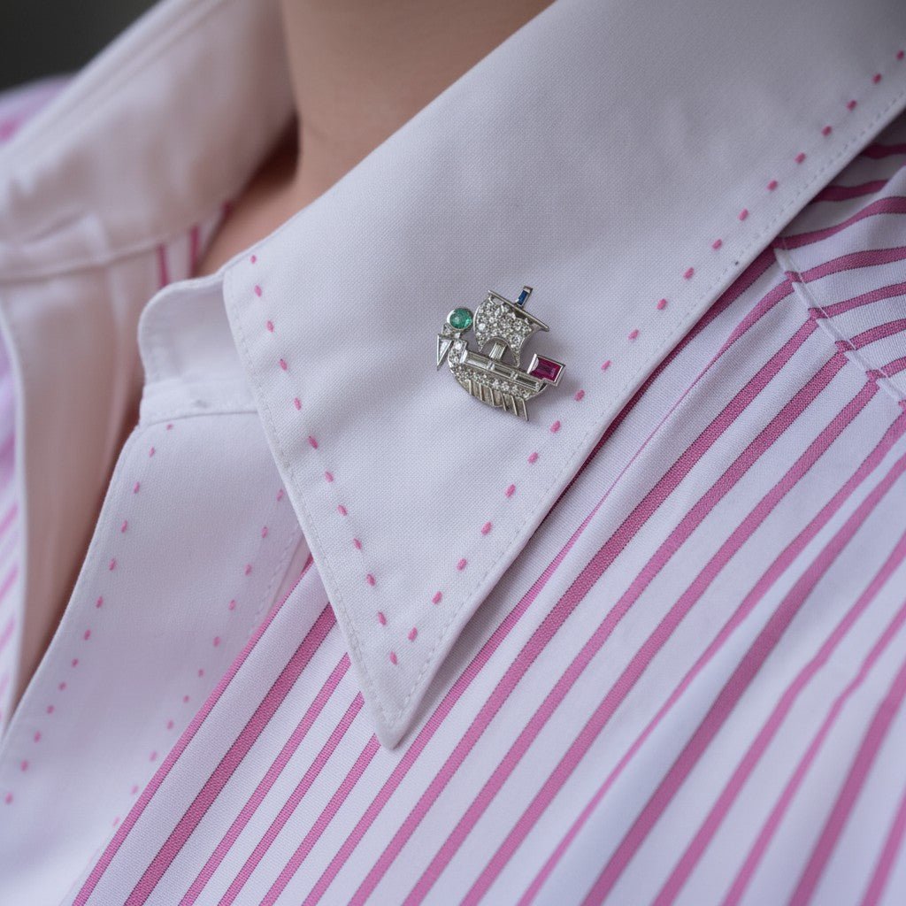 Épingle en platine, rubis, émeraude, saohir et diamants - Castafiore