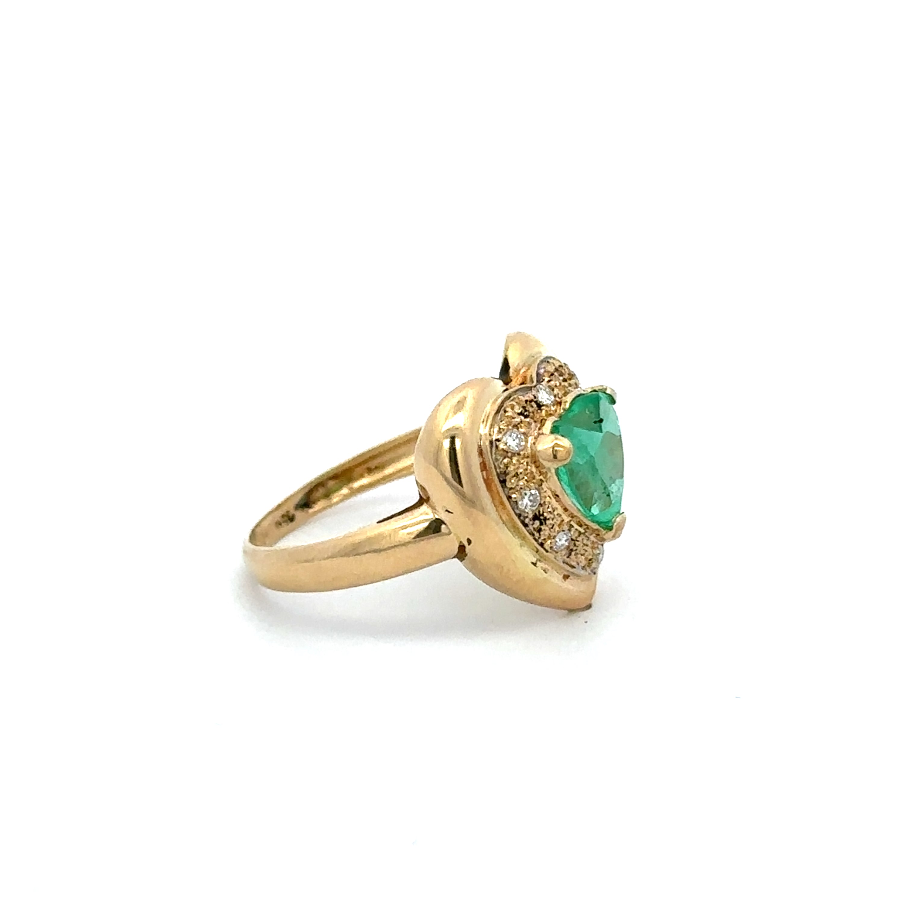 Bague Entourage en or jaune, émeraude et diamants