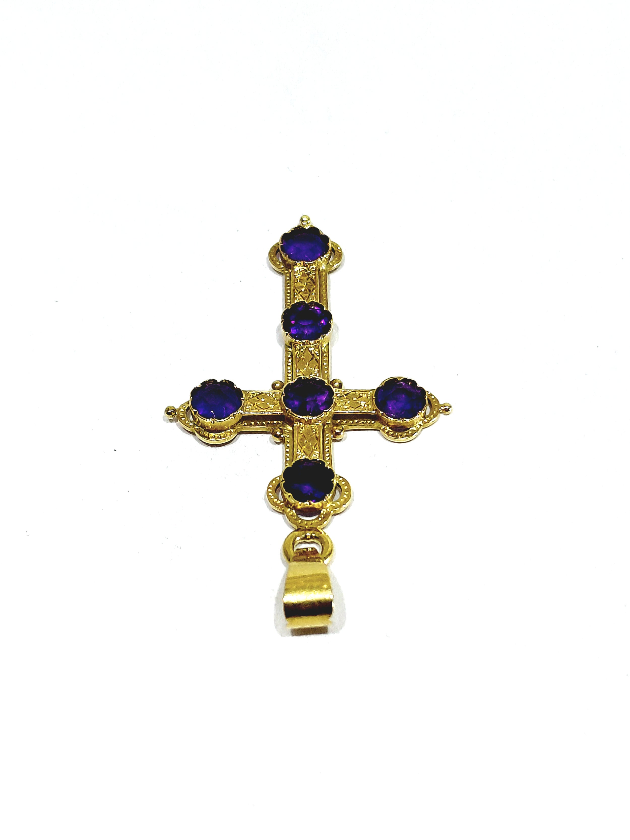 Croix en or et améthyste