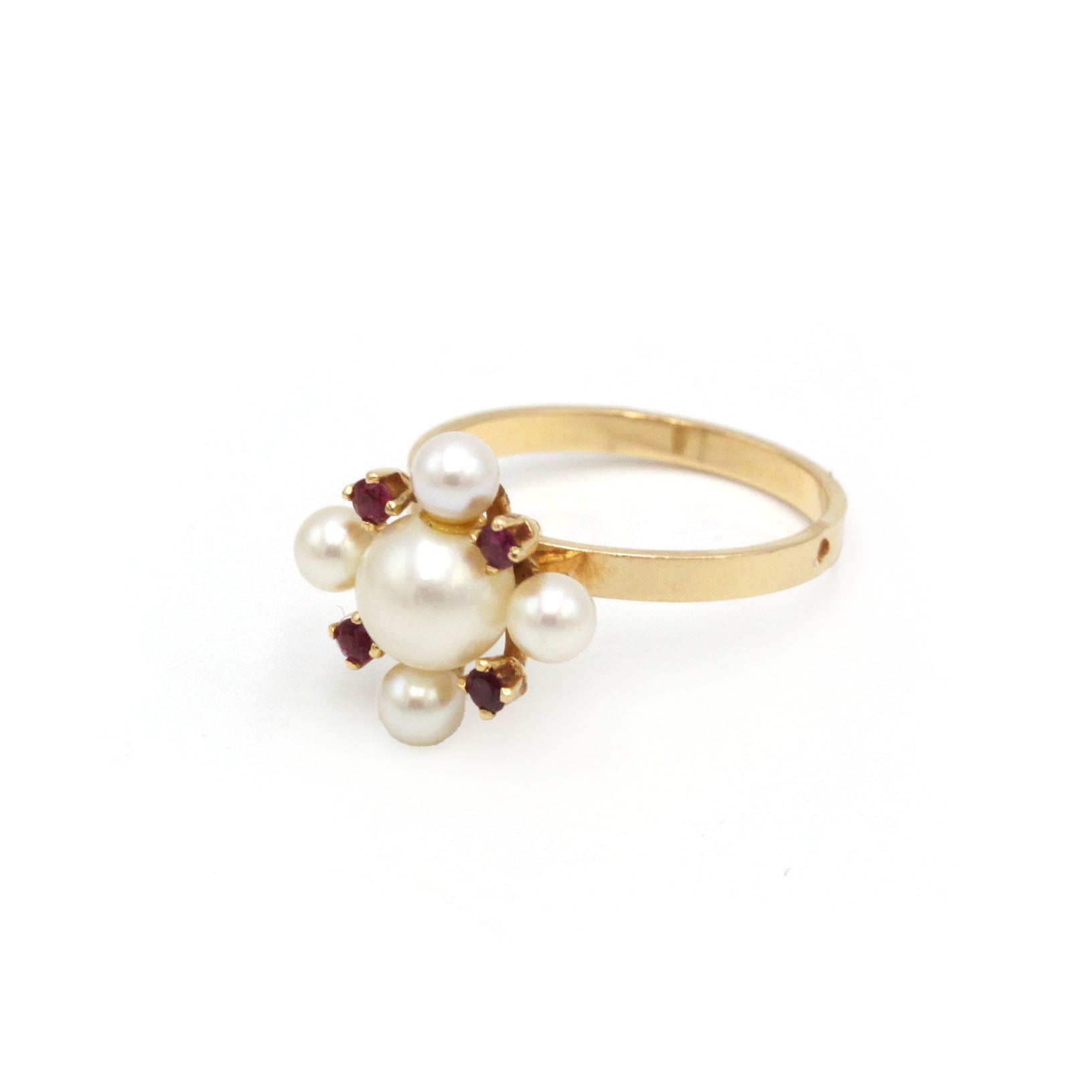 Bague en or jaune, rubis et perles