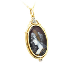 Pendentif en or jaune, émail et diamants