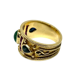 Bague Bandeau en or jaune, émeraude, rubis et saphirs