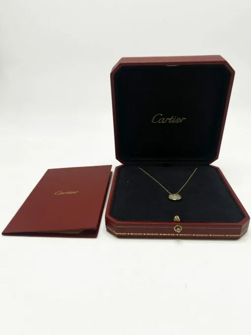 Collier Pendentif CARTIER Amulette en or blanc, nacre et diamant