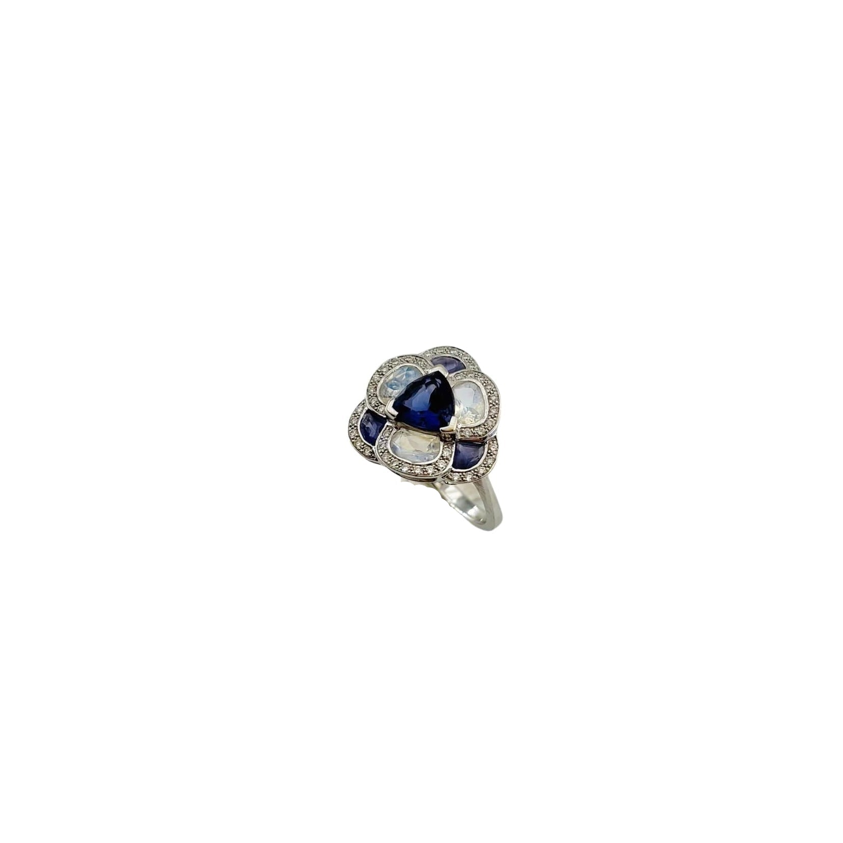 Bague Entourage ISABELLE LANGLOIS "Flora Pensée" en or blanc, pierres de lune, iolites et diamants