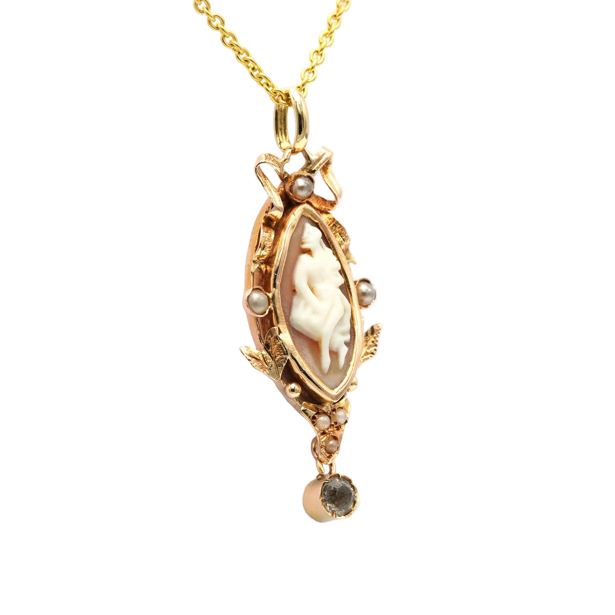Pendentif en or jaune, camée perles et strass