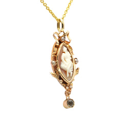 Pendentif en or jaune, camée perles et strass
