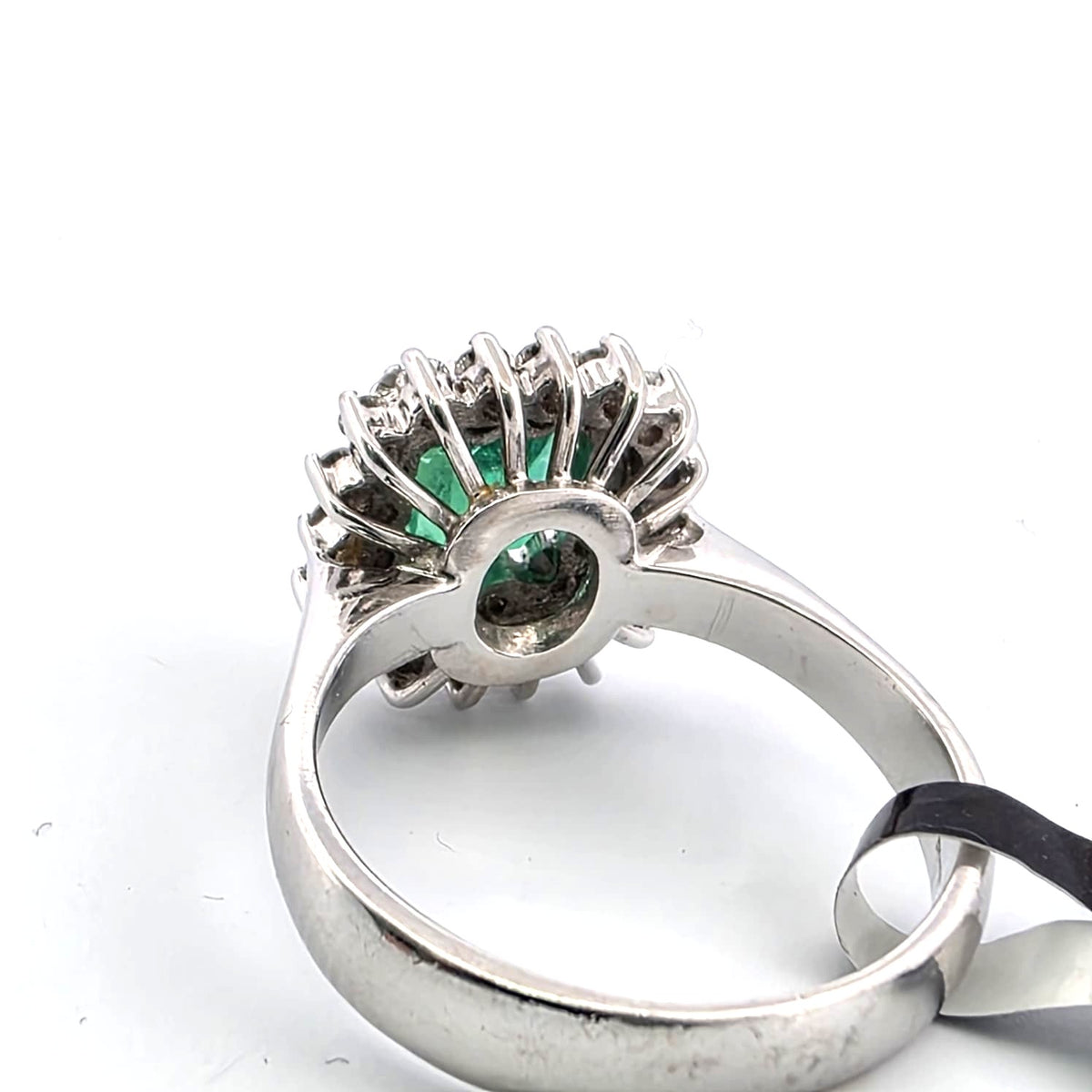 Bague Entourage en or blanc, émeraude et diamants