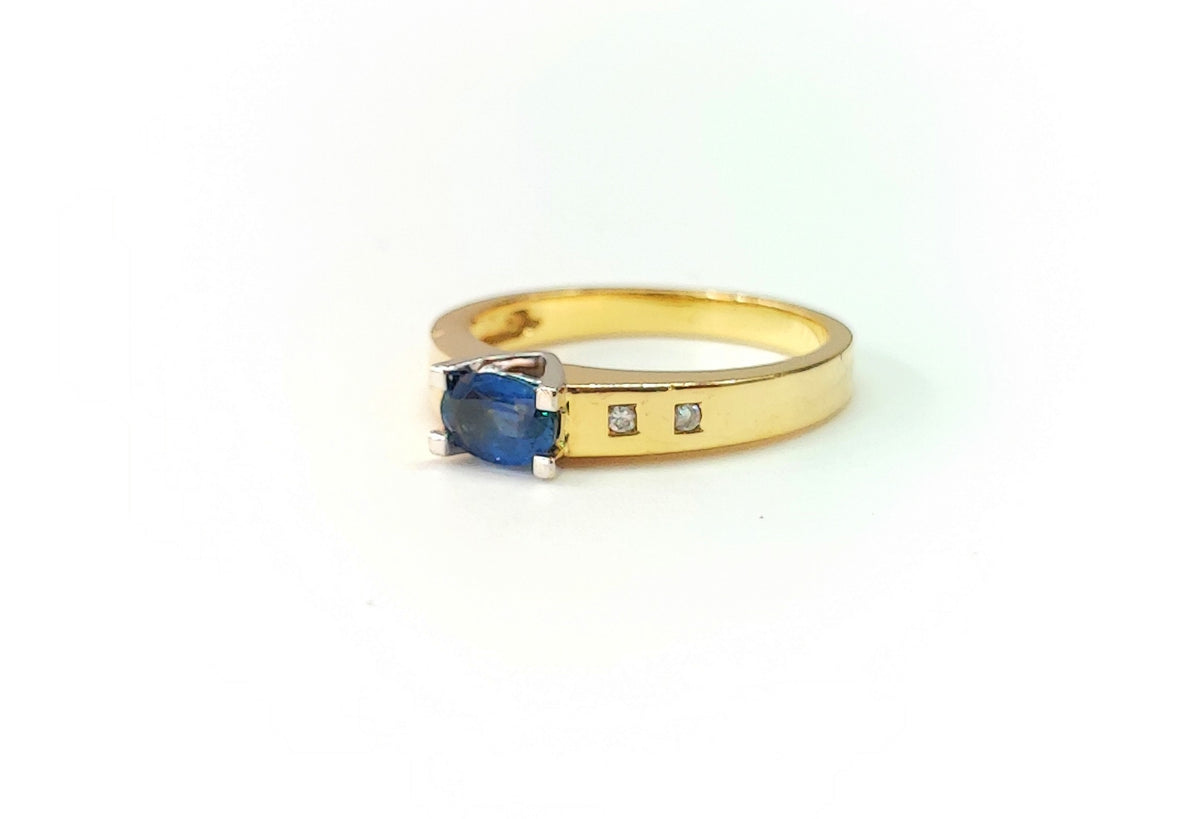 Bague en or jaune, saphir, et diamants