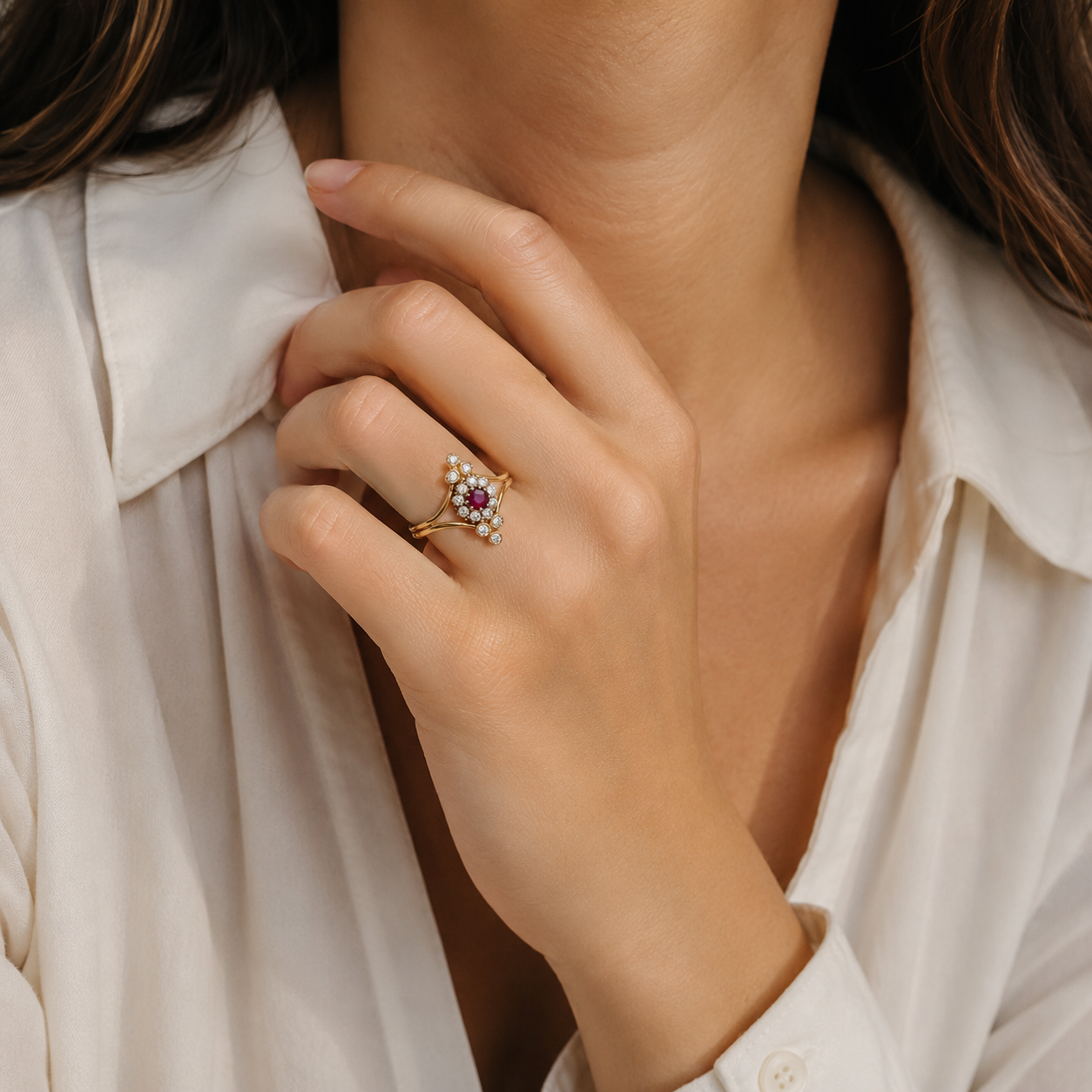 Bague Marquise en or jaune, rubis et diamants