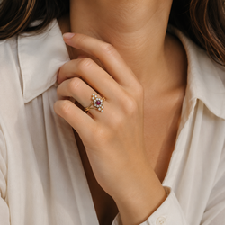 Bague Marquise en or jaune, rubis et diamants