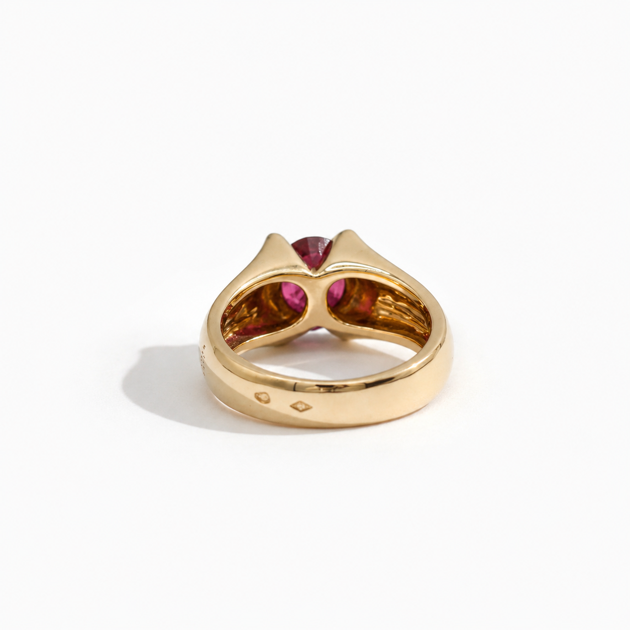 Bague Entourage en or jaune, rubis et diamants