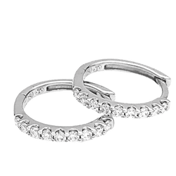 Paire de petites créoles en or blanc, diamants.