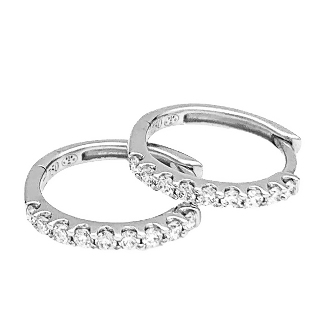Paire de petites créoles en or blanc, diamants.