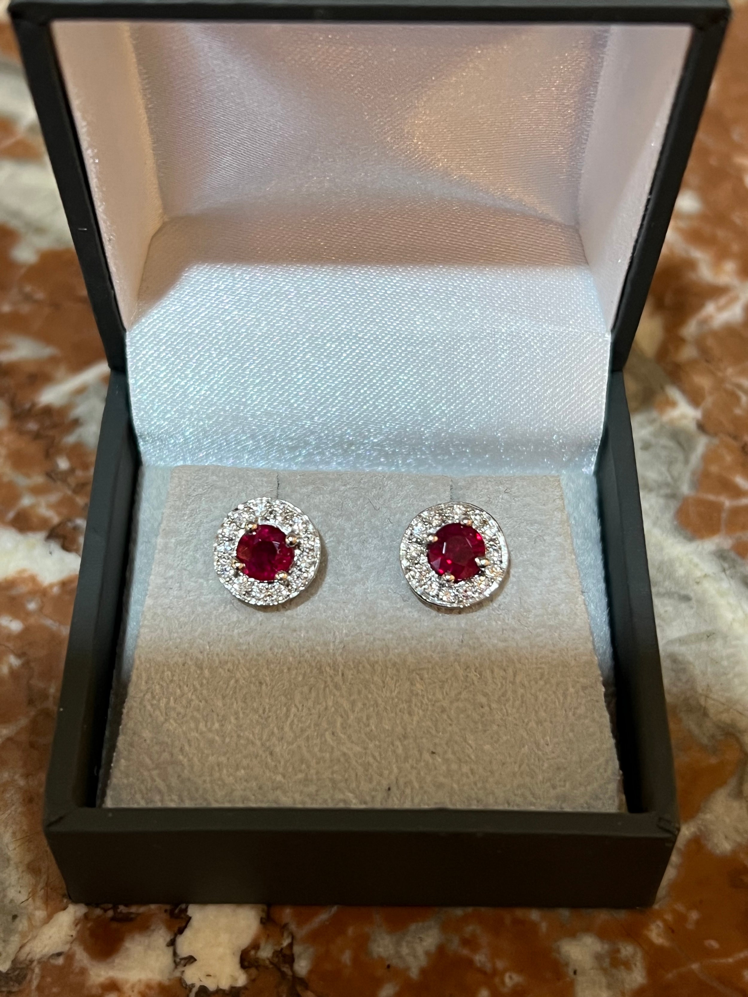 Boucles d'Oreilles Puces en or blanc, rubis, et diamants