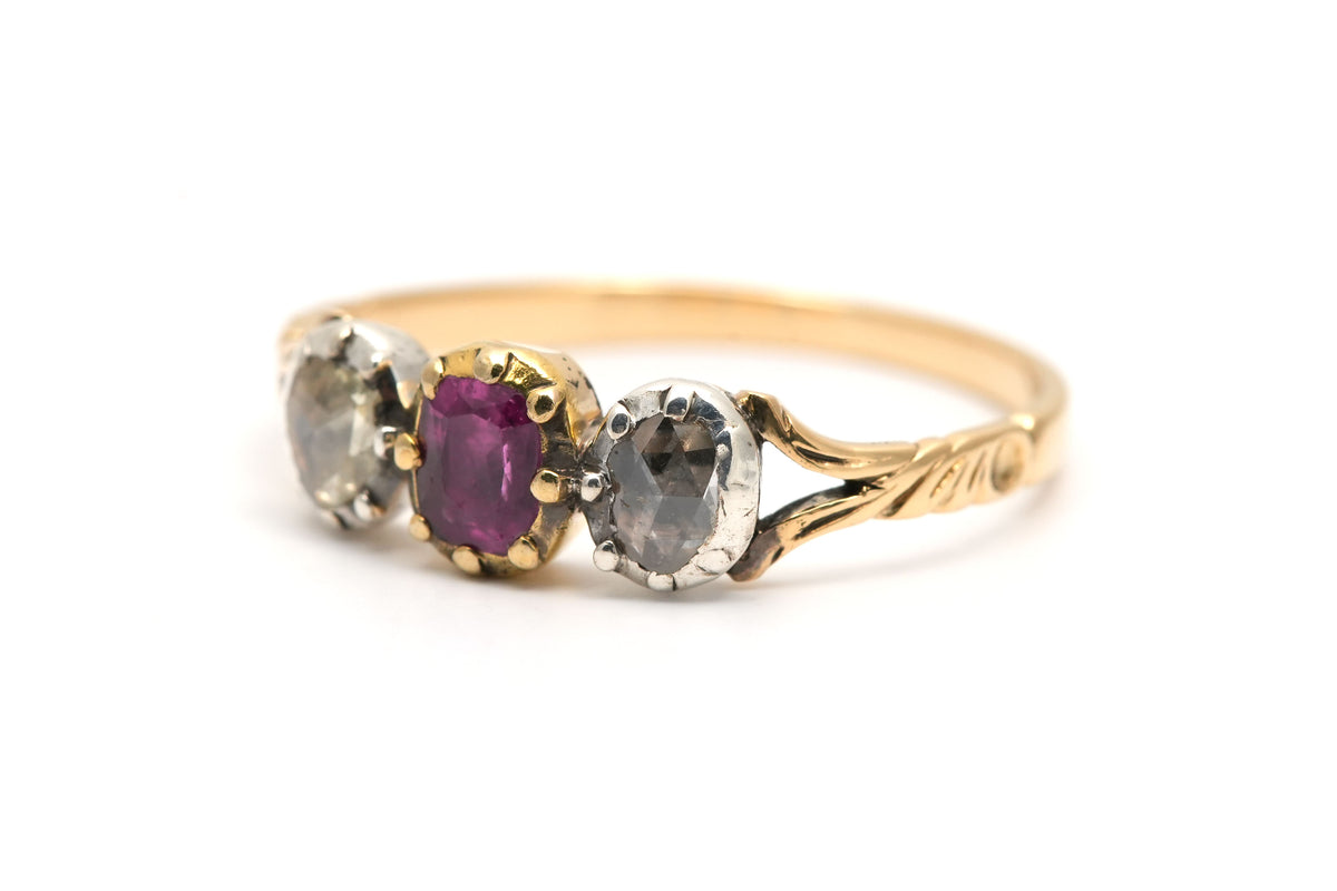 Bague Trilogie en or jaune, rubis et diamants