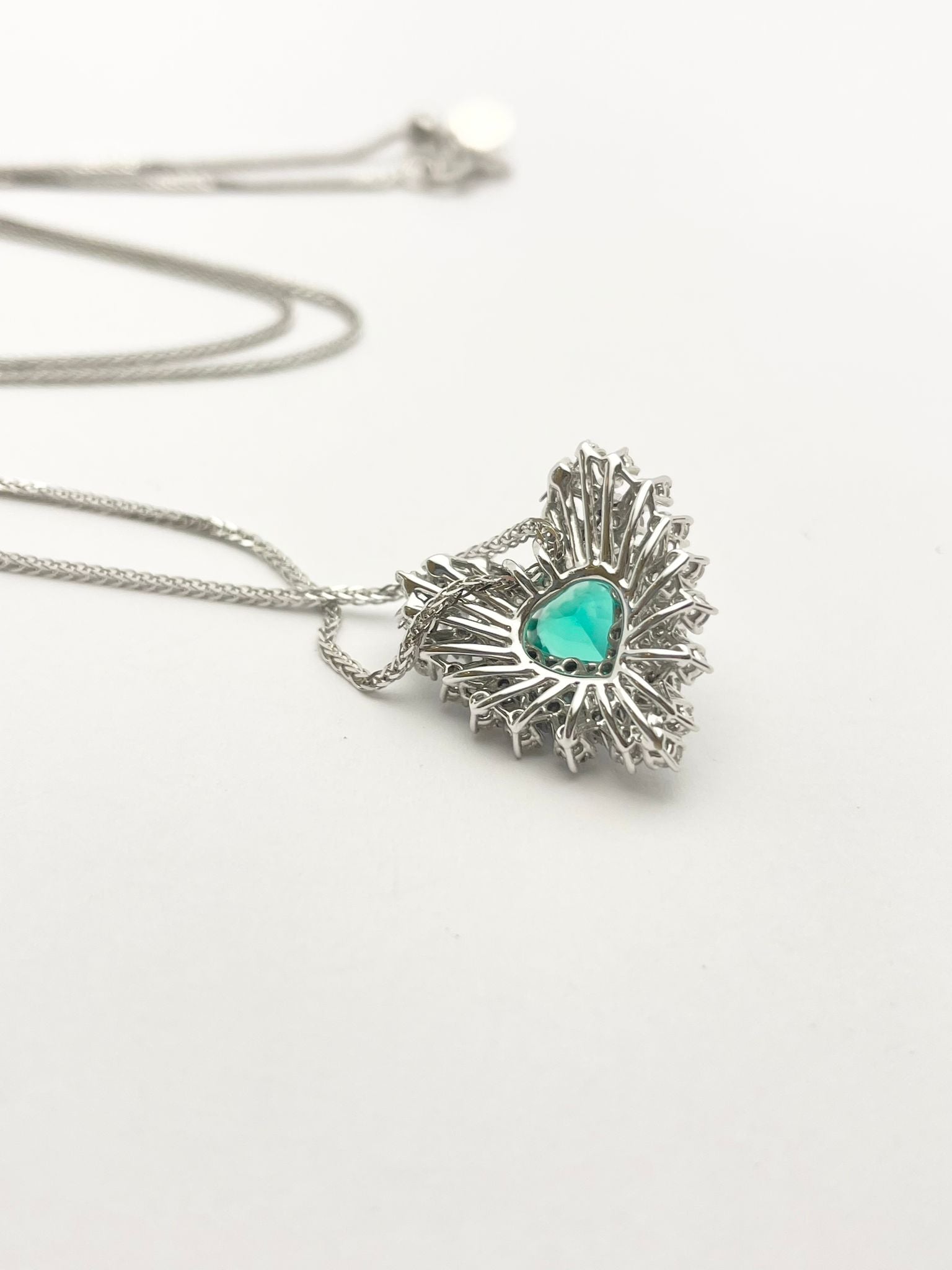 Collier Pendentif en or blanc, émeraude et diamants