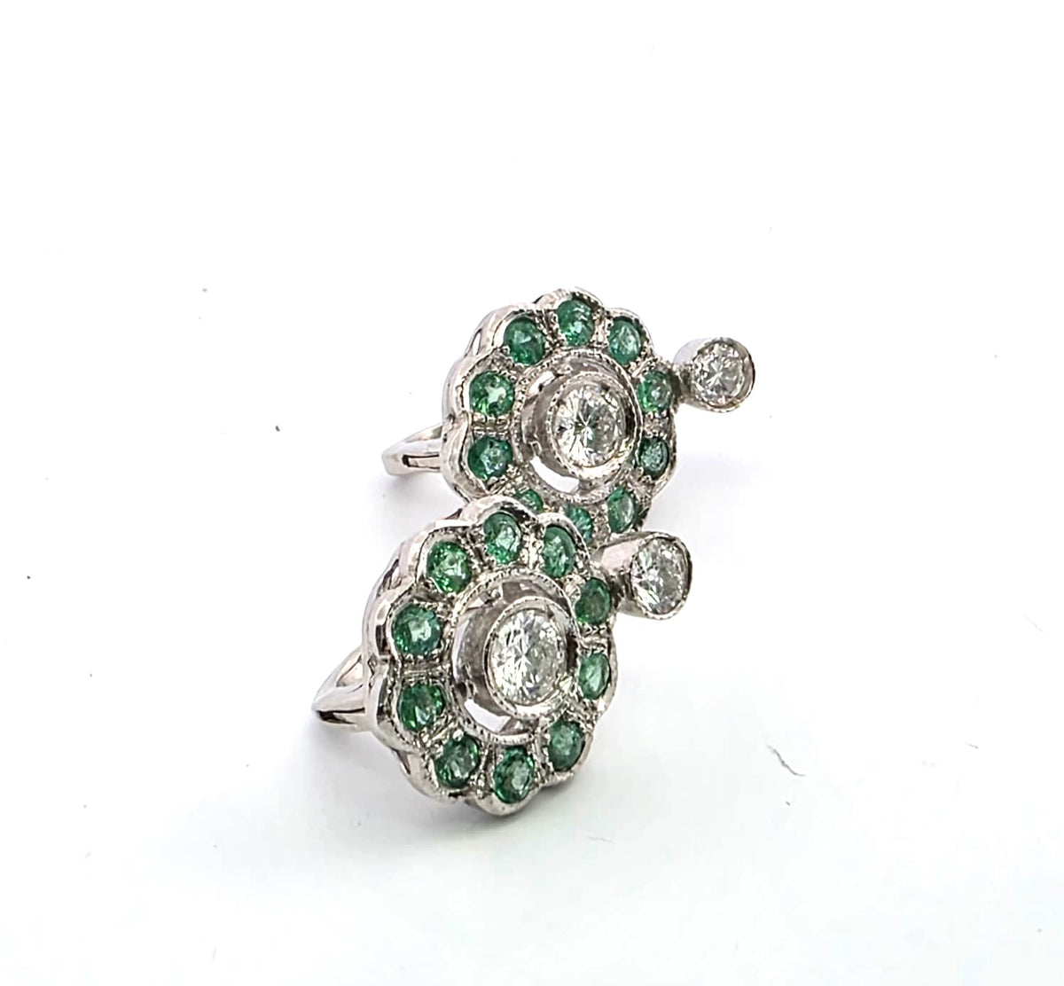 Boucles d'oreilles Dormeuses en platine, émeraudes et diamants