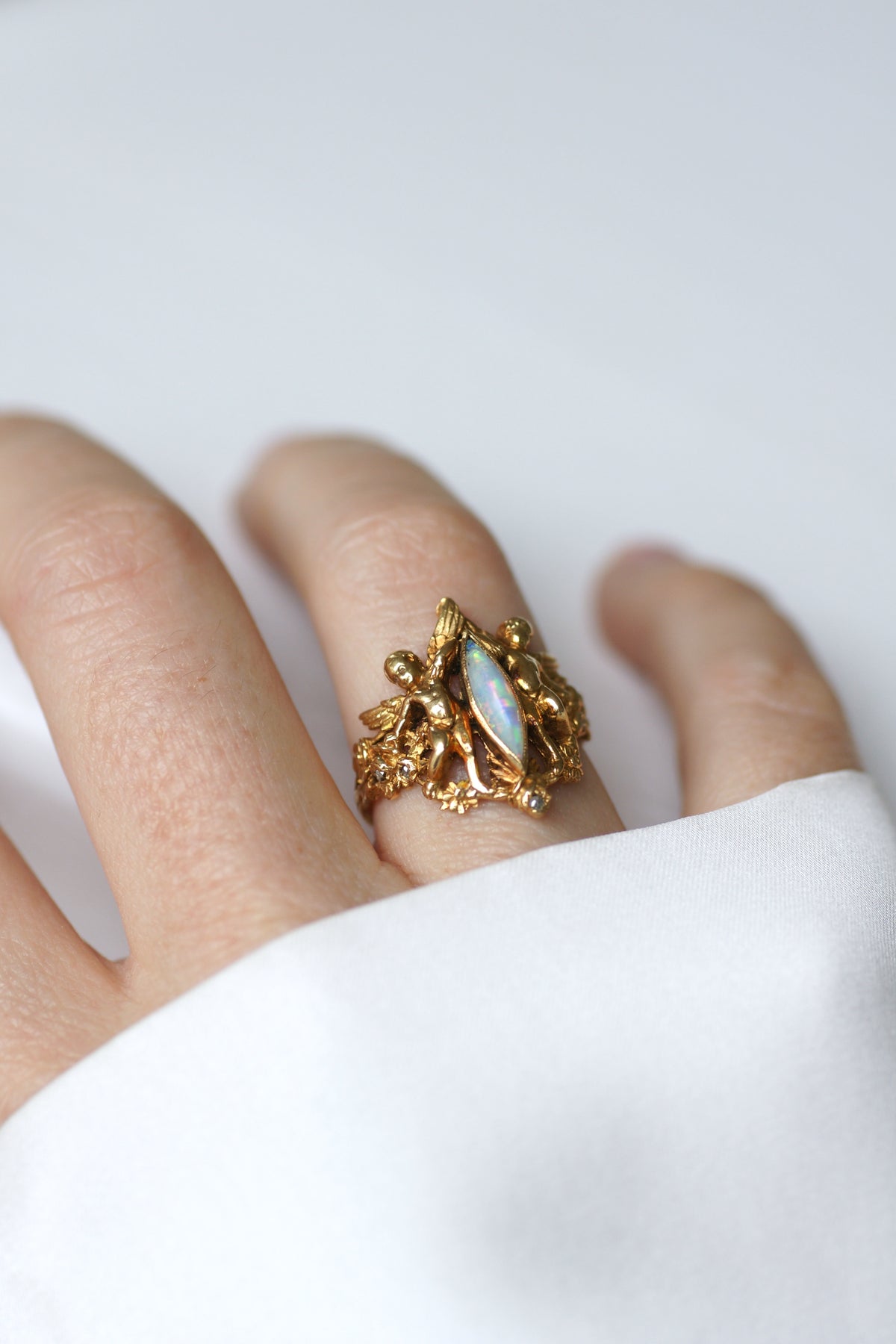 Bague Ancienne Anges Opale et Diamants sur Or Jaune