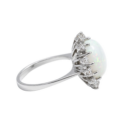 Bague Entourage en or blanc, opale et diamants