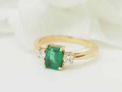 Bague Solitaire en or jaune, émeraude et diamants