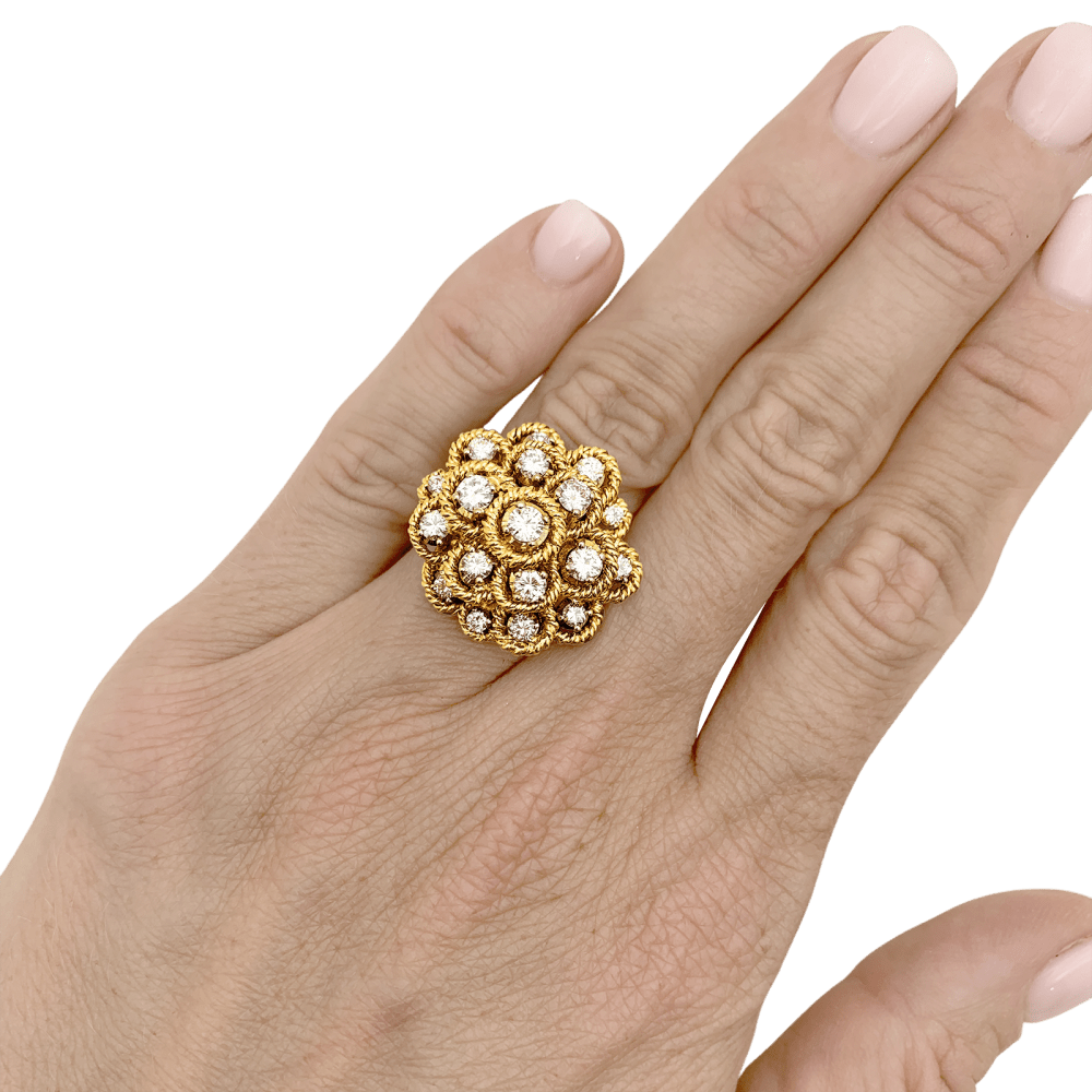 Bague fleur vintage, fils d'or jaune et diamants.