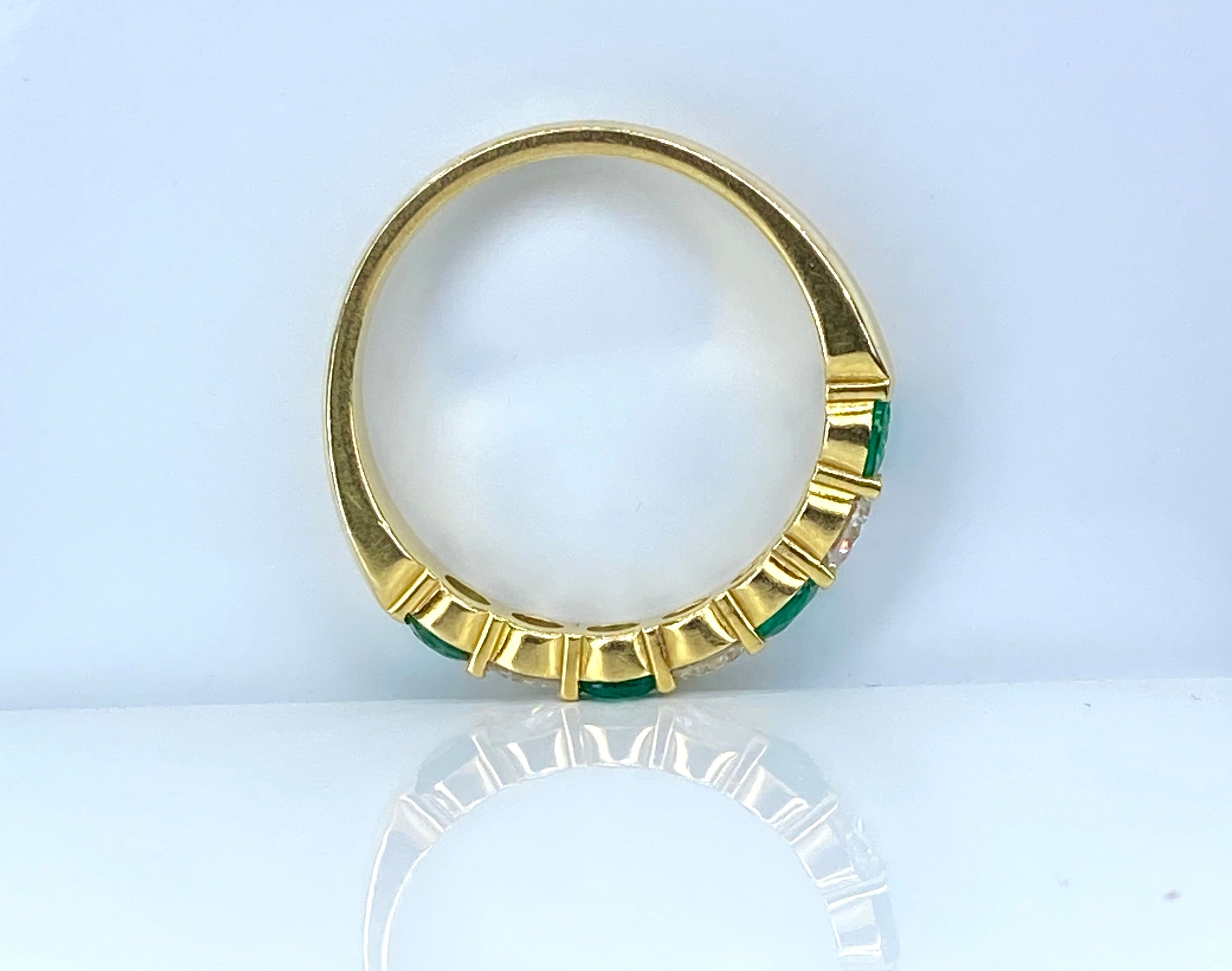 Bague Alliance en or jaune, émeraudes et diamants