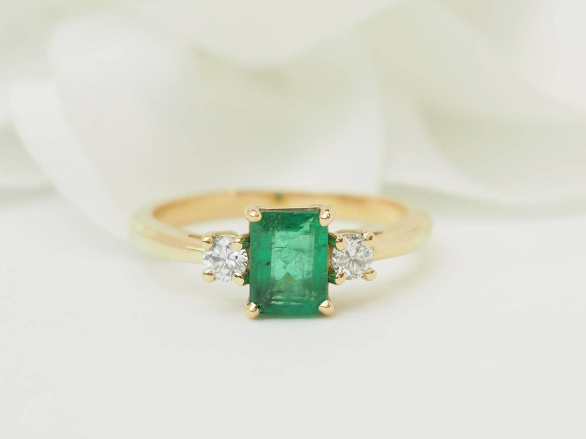 Bague Solitaire en or jaune, émeraude et diamants