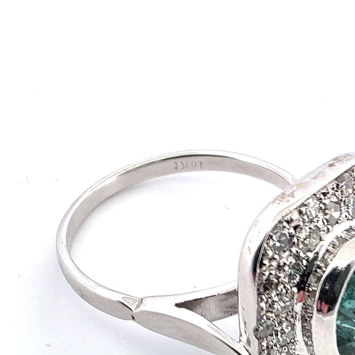Bague Entourage en or blanc, émeraude et diamants