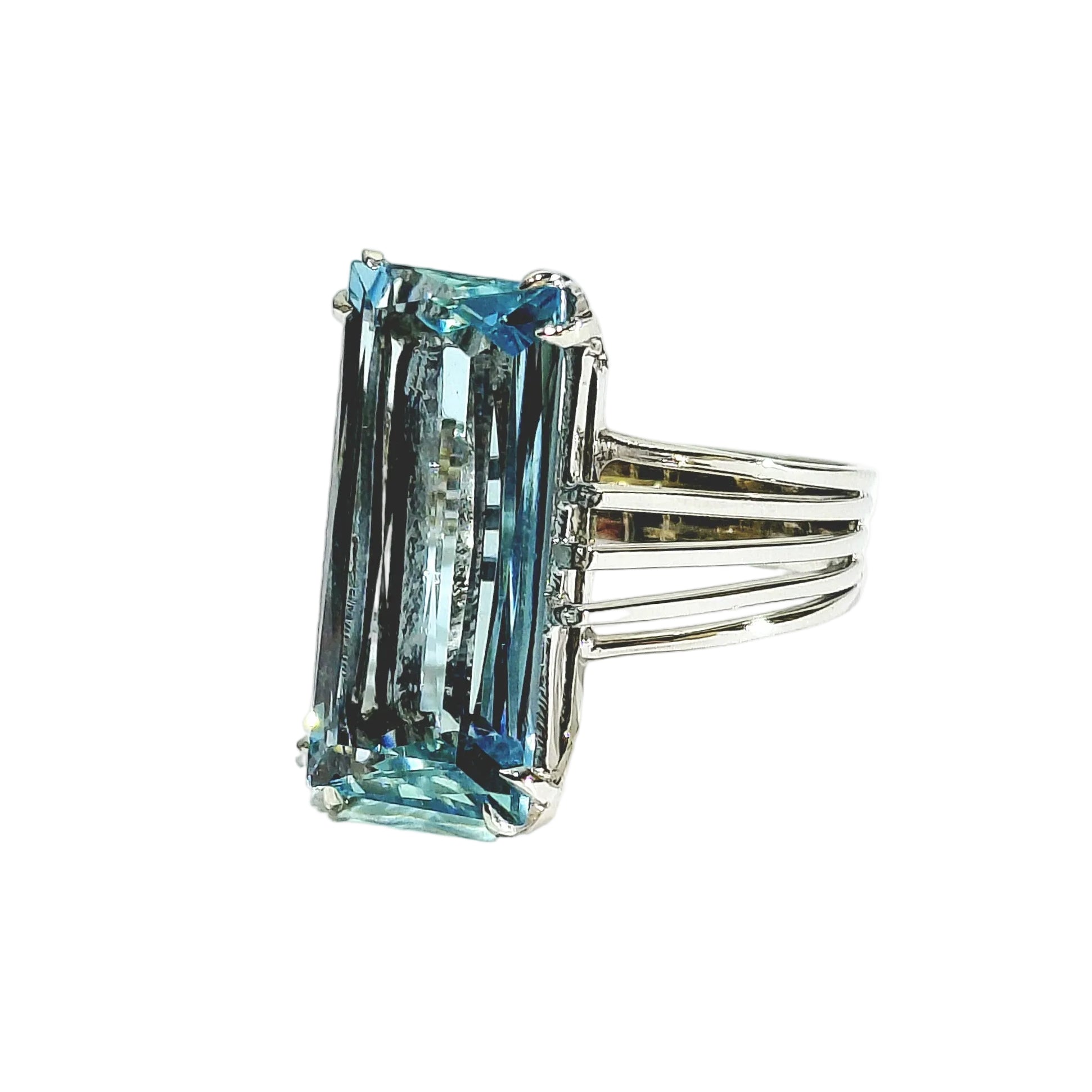 Bague Solitaire en or blanc et aigue-marine