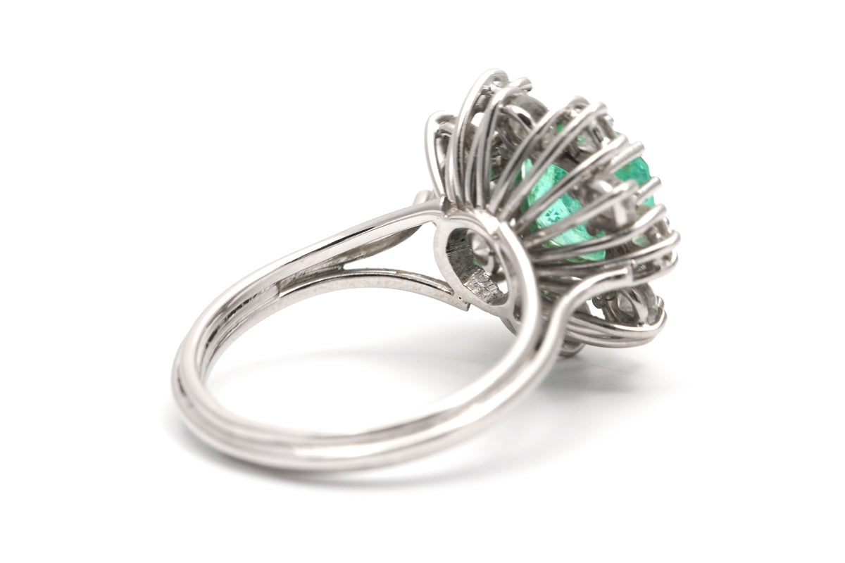 Bague Entourage en or blanc, émeraude et diamants