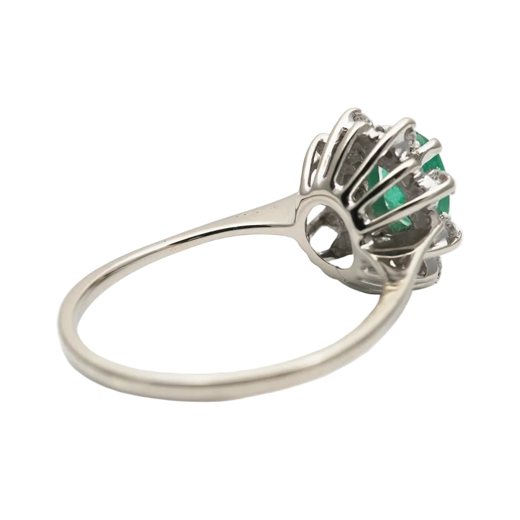 Bague Entourage en or blanc, émeraude et diamants