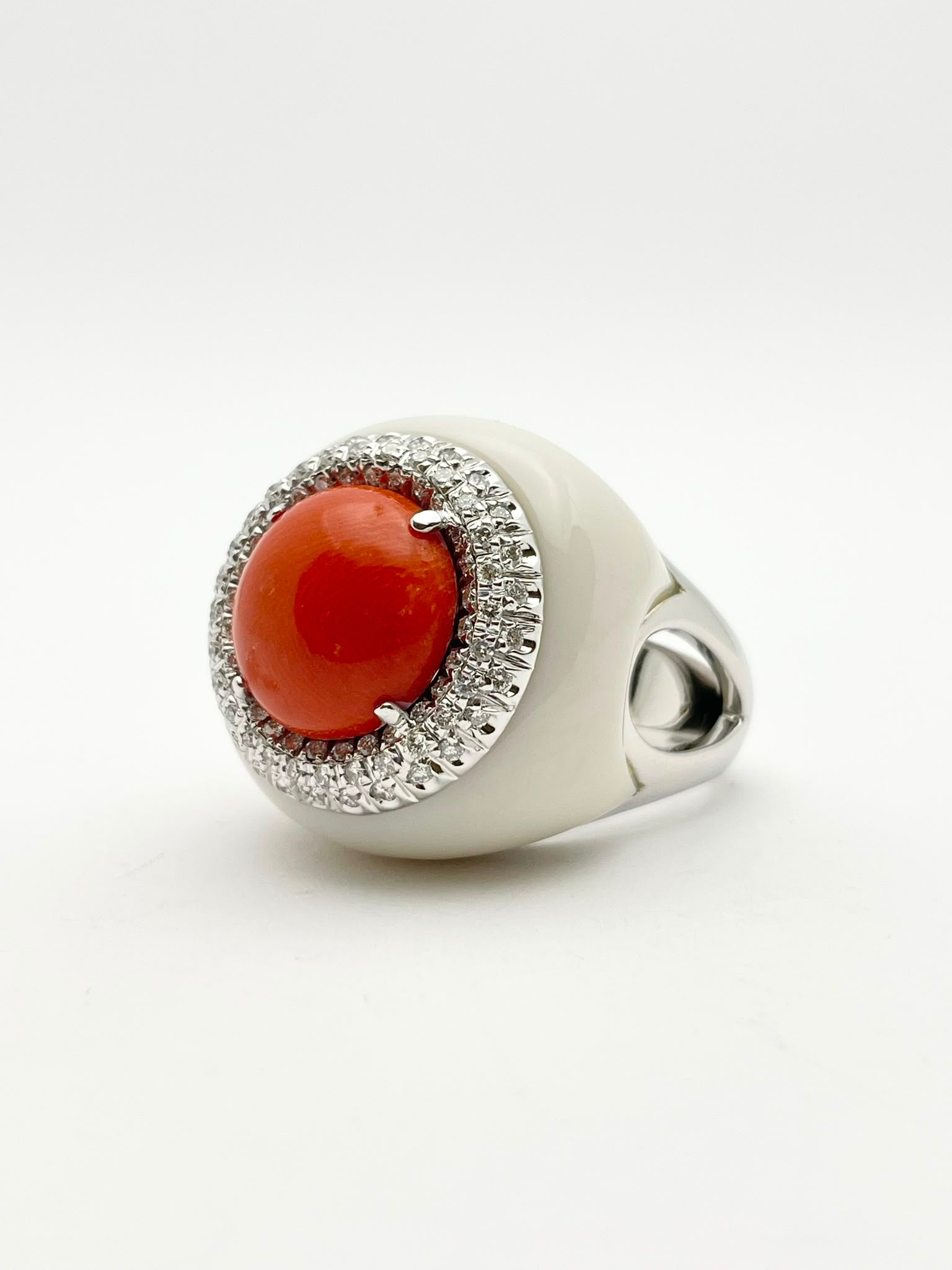 Bague Cocktail LUCIANO SOMENZI en or blanc, agate, corail et diamants